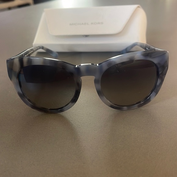 Brand new Michael Sunglasses. Never worn comes with case plus - Picture 4 of 10
